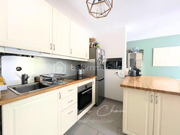 93410 - VAUJOURS - SECTEUR CENTRE VILLE ET PARC FORESTIER DE LA POUDRERIE
A 15 MIN DE LA GARE DU VERT GALANT A 5 MIN DU CENTRE VILLE
SUPERBE F2 DE 44 M² AVEC TERRASSE DE 74 M²
SEJOUR SPACIEUX DE 25 M²
A VOIR ABSOLUMENT !

Frédéric Chou vous présent ce magnifique appartement 2 pièces de 44,04 m² Carrez, seul rez-de-chaussée de la résidence, très lumineux (exposition ouest), avec une terrasse privative de 74,50 m² exceptionnelle pour un F2. Cuisine équipée, aucun travaux à prévoir — prêt à vivre !

Prestations :
🚗 Place de parking en sous-sol, accès sécurisé
🔒 Résidence récente, calme et bien entretenue
🌅 Exposition ouest → belle luminosité dès midi jusque la fin de journée
🌿 Terrasse 74,50 m² : espace rare et privatif

Transports :
🚌 Arrêt de bus (Rue du Bellay / bus locaux) : 2 minutes à pied
🚆 Gare / RER la plus proche — Vert-Galant : estimations entre 10 et 15 minutes à pied 

Ecoles :
🎒 Écoles maternelles (Jean de La Fontaine, Les Marlières…) : entre 2 et 8 minutes à pied (selon l’école exacte). 
📚 Écoles élémentaires (Paul Bert, Jules Ferry…) : 5 à 10 minutes à pied

Commerces & services :
🥖 Boulangeries, épiceries, commerces de proximité (rue de Meaux / avenue du Général de Gaulle) : la plupart à moins de 8 minutes à pied
🛍️ Supermarchés / commerces plus grands : accessibles en quelques minutes en bus ou en voiture ; centre-ville / zone commerçante municipale à proximité
🏥 Pharmacie à quelques pas de la résidence

💎 Pourquoi ce bien est unique ?
Un F2 sans travaux, avec une terrasse de 74,50 m² et une place de parking sécurisée — rare et pratique pour profiter d’un extérieur en plein cœur d’une commune calme mais bien desservie.

Taxe foncière : 685 € annuel
Charges de copro : 315 € / trimestre
DPE : C
GES : C

Ce lot fait partie d’une copropriété de 29 lots, correspondant à 9 logements, 9 caves et 11 places de stationnement.
Pas de procédure en cours.