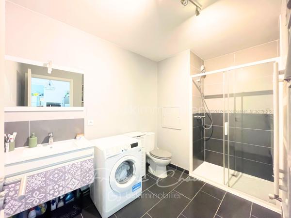 93410 - VAUJOURS - SECTEUR CENTRE VILLE ET PARC FORESTIER DE LA POUDRERIE
A 15 MIN DE LA GARE DU VERT GALANT A 5 MIN DU CENTRE VILLE
SUPERBE F2 DE 44 M² AVEC TERRASSE DE 74 M²
SEJOUR SPACIEUX DE 25 M²
A VOIR ABSOLUMENT !

Frédéric Chou vous présent ce magnifique appartement 2 pièces de 44,04 m² Carrez, seul rez-de-chaussée de la résidence, très lumineux (exposition ouest), avec une terrasse privative de 74,50 m² exceptionnelle pour un F2. Cuisine équipée, aucun travaux à prévoir — prêt à vivre !

Prestations :
🚗 Place de parking en sous-sol, accès sécurisé
🔒 Résidence récente, calme et bien entretenue
🌅 Exposition ouest → belle luminosité dès midi jusque la fin de journée
🌿 Terrasse 74,50 m² : espace rare et privatif

Transports :
🚌 Arrêt de bus (Rue du Bellay / bus locaux) : 2 minutes à pied
🚆 Gare / RER la plus proche — Vert-Galant : estimations entre 10 et 15 minutes à pied 

Ecoles :
🎒 Écoles maternelles (Jean de La Fontaine, Les Marlières…) : entre 2 et 8 minutes à pied (selon l’école exacte). 
📚 Écoles élémentaires (Paul Bert, Jules Ferry…) : 5 à 10 minutes à pied

Commerces & services :
🥖 Boulangeries, épiceries, commerces de proximité (rue de Meaux / avenue du Général de Gaulle) : la plupart à moins de 8 minutes à pied
🛍️ Supermarchés / commerces plus grands : accessibles en quelques minutes en bus ou en voiture ; centre-ville / zone commerçante municipale à proximité
🏥 Pharmacie à quelques pas de la résidence

💎 Pourquoi ce bien est unique ?
Un F2 sans travaux, avec une terrasse de 74,50 m² et une place de parking sécurisée — rare et pratique pour profiter d’un extérieur en plein cœur d’une commune calme mais bien desservie.

Taxe foncière : 685 € annuel
Charges de copro : 315 € / trimestre
DPE : C
GES : C

Ce lot fait partie d’une copropriété de 29 lots, correspondant à 9 logements, 9 caves et 11 places de stationnement.
Pas de procédure en cours.