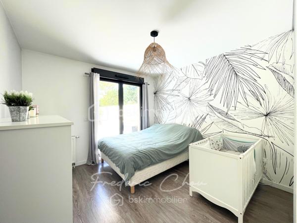93410 - VAUJOURS - SECTEUR CENTRE VILLE ET PARC FORESTIER DE LA POUDRERIE
A 15 MIN DE LA GARE DU VERT GALANT A 5 MIN DU CENTRE VILLE
SUPERBE F2 DE 44 M² AVEC TERRASSE DE 74 M²
SEJOUR SPACIEUX DE 25 M²
A VOIR ABSOLUMENT !

Frédéric Chou vous présent ce magnifique appartement 2 pièces de 44,04 m² Carrez, seul rez-de-chaussée de la résidence, très lumineux (exposition ouest), avec une terrasse privative de 74,50 m² exceptionnelle pour un F2. Cuisine équipée, aucun travaux à prévoir — prêt à vivre !

Prestations :
🚗 Place de parking en sous-sol, accès sécurisé
🔒 Résidence récente, calme et bien entretenue
🌅 Exposition ouest → belle luminosité dès midi jusque la fin de journée
🌿 Terrasse 74,50 m² : espace rare et privatif

Transports :
🚌 Arrêt de bus (Rue du Bellay / bus locaux) : 2 minutes à pied
🚆 Gare / RER la plus proche — Vert-Galant : estimations entre 10 et 15 minutes à pied 

Ecoles :
🎒 Écoles maternelles (Jean de La Fontaine, Les Marlières…) : entre 2 et 8 minutes à pied (selon l’école exacte). 
📚 Écoles élémentaires (Paul Bert, Jules Ferry…) : 5 à 10 minutes à pied

Commerces & services :
🥖 Boulangeries, épiceries, commerces de proximité (rue de Meaux / avenue du Général de Gaulle) : la plupart à moins de 8 minutes à pied
🛍️ Supermarchés / commerces plus grands : accessibles en quelques minutes en bus ou en voiture ; centre-ville / zone commerçante municipale à proximité
🏥 Pharmacie à quelques pas de la résidence

💎 Pourquoi ce bien est unique ?
Un F2 sans travaux, avec une terrasse de 74,50 m² et une place de parking sécurisée — rare et pratique pour profiter d’un extérieur en plein cœur d’une commune calme mais bien desservie.

Taxe foncière : 685 € annuel
Charges de copro : 315 € / trimestre
DPE : C
GES : C

Ce lot fait partie d’une copropriété de 29 lots, correspondant à 9 logements, 9 caves et 11 places de stationnement.
Pas de procédure en cours.