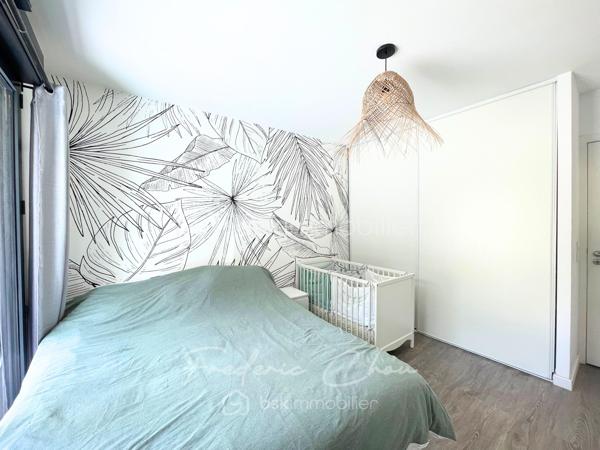 93410 - VAUJOURS - SECTEUR CENTRE VILLE ET PARC FORESTIER DE LA POUDRERIE
A 15 MIN DE LA GARE DU VERT GALANT A 5 MIN DU CENTRE VILLE
SUPERBE F2 DE 44 M² AVEC TERRASSE DE 74 M²
SEJOUR SPACIEUX DE 25 M²
A VOIR ABSOLUMENT !

Frédéric Chou vous présent ce magnifique appartement 2 pièces de 44,04 m² Carrez, seul rez-de-chaussée de la résidence, très lumineux (exposition ouest), avec une terrasse privative de 74,50 m² exceptionnelle pour un F2. Cuisine équipée, aucun travaux à prévoir — prêt à vivre !

Prestations :
🚗 Place de parking en sous-sol, accès sécurisé
🔒 Résidence récente, calme et bien entretenue
🌅 Exposition ouest → belle luminosité dès midi jusque la fin de journée
🌿 Terrasse 74,50 m² : espace rare et privatif

Transports :
🚌 Arrêt de bus (Rue du Bellay / bus locaux) : 2 minutes à pied
🚆 Gare / RER la plus proche — Vert-Galant : estimations entre 10 et 15 minutes à pied 

Ecoles :
🎒 Écoles maternelles (Jean de La Fontaine, Les Marlières…) : entre 2 et 8 minutes à pied (selon l’école exacte). 
📚 Écoles élémentaires (Paul Bert, Jules Ferry…) : 5 à 10 minutes à pied

Commerces & services :
🥖 Boulangeries, épiceries, commerces de proximité (rue de Meaux / avenue du Général de Gaulle) : la plupart à moins de 8 minutes à pied
🛍️ Supermarchés / commerces plus grands : accessibles en quelques minutes en bus ou en voiture ; centre-ville / zone commerçante municipale à proximité
🏥 Pharmacie à quelques pas de la résidence

💎 Pourquoi ce bien est unique ?
Un F2 sans travaux, avec une terrasse de 74,50 m² et une place de parking sécurisée — rare et pratique pour profiter d’un extérieur en plein cœur d’une commune calme mais bien desservie.

Taxe foncière : 685 € annuel
Charges de copro : 315 € / trimestre
DPE : C
GES : C

Ce lot fait partie d’une copropriété de 29 lots, correspondant à 9 logements, 9 caves et 11 places de stationnement.
Pas de procédure en cours.