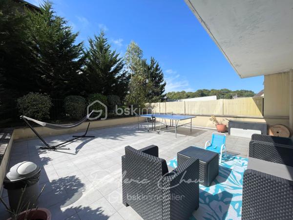 93410 - VAUJOURS - SECTEUR CENTRE VILLE ET PARC FORESTIER DE LA POUDRERIE
A 15 MIN DE LA GARE DU VERT GALANT A 5 MIN DU CENTRE VILLE
SUPERBE F2 DE 44 M² AVEC TERRASSE DE 74 M²
SEJOUR SPACIEUX DE 25 M²
A VOIR ABSOLUMENT !

Frédéric Chou vous présent ce magnifique appartement 2 pièces de 44,04 m² Carrez, seul rez-de-chaussée de la résidence, très lumineux (exposition ouest), avec une terrasse privative de 74,50 m² exceptionnelle pour un F2. Cuisine équipée, aucun travaux à prévoir — prêt à vivre !

Prestations :
🚗 Place de parking en sous-sol, accès sécurisé
🔒 Résidence récente, calme et bien entretenue
🌅 Exposition ouest → belle luminosité dès midi jusque la fin de journée
🌿 Terrasse 74,50 m² : espace rare et privatif

Transports :
🚌 Arrêt de bus (Rue du Bellay / bus locaux) : 2 minutes à pied
🚆 Gare / RER la plus proche — Vert-Galant : estimations entre 10 et 15 minutes à pied 

Ecoles :
🎒 Écoles maternelles (Jean de La Fontaine, Les Marlières…) : entre 2 et 8 minutes à pied (selon l’école exacte). 
📚 Écoles élémentaires (Paul Bert, Jules Ferry…) : 5 à 10 minutes à pied

Commerces & services :
🥖 Boulangeries, épiceries, commerces de proximité (rue de Meaux / avenue du Général de Gaulle) : la plupart à moins de 8 minutes à pied
🛍️ Supermarchés / commerces plus grands : accessibles en quelques minutes en bus ou en voiture ; centre-ville / zone commerçante municipale à proximité
🏥 Pharmacie à quelques pas de la résidence

💎 Pourquoi ce bien est unique ?
Un F2 sans travaux, avec une terrasse de 74,50 m² et une place de parking sécurisée — rare et pratique pour profiter d’un extérieur en plein cœur d’une commune calme mais bien desservie.

Taxe foncière : 685 € annuel
Charges de copro : 315 € / trimestre
DPE : C
GES : C

Ce lot fait partie d’une copropriété de 29 lots, correspondant à 9 logements, 9 caves et 11 places de stationnement.
Pas de procédure en cours.