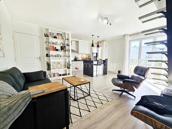Venez découvrir ce bel appartement, très LUMINEUX situé 3ème et dernier étage, sans ascenseur.
Claye-Souilly, dans une résidence de STANDING de 2004, calme et sécurisée.
Proche du centre-ville, des écoles et de toutes commodités, vous pourrez découvrir ce grand 4 pièces avec son magnifique balcon et sa vue dégagée.

Il se compose d'une entrée avec rangements, un salon ouvert sur une cuisine moderne équipée avec îlot central, de deux chambres avec rangements, une salle de bain, et un WC séparé.
Grande pièce actuellement transformée et salle de cinéma avec vidéo projecteur (possibilité de remettre en 3 ème chambre ou grande salle de jeux) 
Un grand balcon, exposition SUD.
Un grand box (possibilité de garer une voiture et moto + rangements).

Les atouts:
- Grand balcon sans vis à vis exposition SUD, avec vue dégagée,
- Aucun travaux à prévoir,
- Décoration soignée, prestations de qualité, agencement des espaces optimisé...
- DPE C,
- Résidence calme et sécurisée,
- Faibles charges avec compteurs individuels,
- Local à vélos.
***Accordez-vous une simple visite et laissez-vous charmer !
