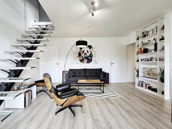 Venez découvrir ce bel appartement, très LUMINEUX situé 3ème et dernier étage, sans ascenseur.
Claye-Souilly, dans une résidence de STANDING de 2004, calme et sécurisée.
Proche du centre-ville, des écoles et de toutes commodités, vous pourrez découvrir ce grand 4 pièces avec son magnifique balcon et sa vue dégagée.

Il se compose d'une entrée avec rangements, un salon ouvert sur une cuisine moderne équipée avec îlot central, de deux chambres avec rangements, une salle de bain, et un WC séparé.
Grande pièce actuellement transformée et salle de cinéma avec vidéo projecteur (possibilité de remettre en 3 ème chambre ou grande salle de jeux) 
Un grand balcon, exposition SUD.
Un grand box (possibilité de garer une voiture et moto + rangements).

Les atouts:
- Grand balcon sans vis à vis exposition SUD, avec vue dégagée,
- Aucun travaux à prévoir,
- Décoration soignée, prestations de qualité, agencement des espaces optimisé...
- DPE C,
- Résidence calme et sécurisée,
- Faibles charges avec compteurs individuels,
- Local à vélos.
***Accordez-vous une simple visite et laissez-vous charmer !