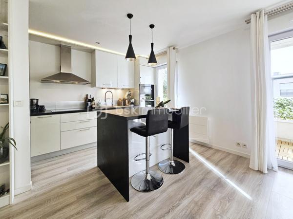 Venez découvrir ce bel appartement, très LUMINEUX situé 3ème et dernier étage, sans ascenseur.
Claye-Souilly, dans une résidence de STANDING de 2004, calme et sécurisée.
Proche du centre-ville, des écoles et de toutes commodités, vous pourrez découvrir ce grand 4 pièces avec son magnifique balcon et sa vue dégagée.

Il se compose d'une entrée avec rangements, un salon ouvert sur une cuisine moderne équipée avec îlot central, de deux chambres avec rangements, une salle de bain, et un WC séparé.
Grande pièce actuellement transformée et salle de cinéma avec vidéo projecteur (possibilité de remettre en 3 ème chambre ou grande salle de jeux) 
Un grand balcon, exposition SUD.
Un grand box (possibilité de garer une voiture et moto + rangements).

Les atouts:
- Grand balcon sans vis à vis exposition SUD, avec vue dégagée,
- Aucun travaux à prévoir,
- Décoration soignée, prestations de qualité, agencement des espaces optimisé...
- DPE C,
- Résidence calme et sécurisée,
- Faibles charges avec compteurs individuels,
- Local à vélos.
***Accordez-vous une simple visite et laissez-vous charmer !