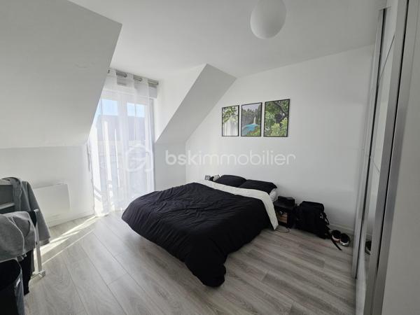 Venez découvrir ce bel appartement, très LUMINEUX situé 3ème et dernier étage, sans ascenseur.
Claye-Souilly, dans une résidence de STANDING de 2004, calme et sécurisée.
Proche du centre-ville, des écoles et de toutes commodités, vous pourrez découvrir ce grand 4 pièces avec son magnifique balcon et sa vue dégagée.

Il se compose d'une entrée avec rangements, un salon ouvert sur une cuisine moderne équipée avec îlot central, de deux chambres avec rangements, une salle de bain, et un WC séparé.
Grande pièce actuellement transformée et salle de cinéma avec vidéo projecteur (possibilité de remettre en 3 ème chambre ou grande salle de jeux) 
Un grand balcon, exposition SUD.
Un grand box (possibilité de garer une voiture et moto + rangements).

Les atouts:
- Grand balcon sans vis à vis exposition SUD, avec vue dégagée,
- Aucun travaux à prévoir,
- Décoration soignée, prestations de qualité, agencement des espaces optimisé...
- DPE C,
- Résidence calme et sécurisée,
- Faibles charges avec compteurs individuels,
- Local à vélos.
***Accordez-vous une simple visite et laissez-vous charmer !