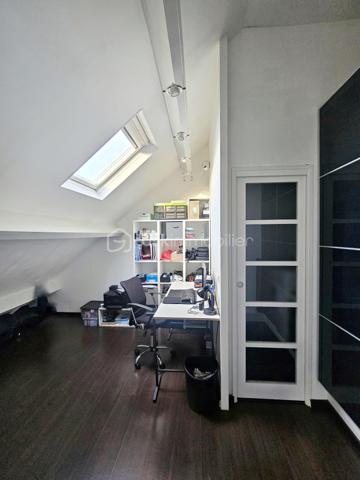 Venez découvrir ce bel appartement, très LUMINEUX situé 3ème et dernier étage, sans ascenseur.
Claye-Souilly, dans une résidence de STANDING de 2004, calme et sécurisée.
Proche du centre-ville, des écoles et de toutes commodités, vous pourrez découvrir ce grand 4 pièces avec son magnifique balcon et sa vue dégagée.

Il se compose d'une entrée avec rangements, un salon ouvert sur une cuisine moderne équipée avec îlot central, de deux chambres avec rangements, une salle de bain, et un WC séparé.
Grande pièce actuellement transformée et salle de cinéma avec vidéo projecteur (possibilité de remettre en 3 ème chambre ou grande salle de jeux) 
Un grand balcon, exposition SUD.
Un grand box (possibilité de garer une voiture et moto + rangements).

Les atouts:
- Grand balcon sans vis à vis exposition SUD, avec vue dégagée,
- Aucun travaux à prévoir,
- Décoration soignée, prestations de qualité, agencement des espaces optimisé...
- DPE C,
- Résidence calme et sécurisée,
- Faibles charges avec compteurs individuels,
- Local à vélos.
***Accordez-vous une simple visite et laissez-vous charmer !