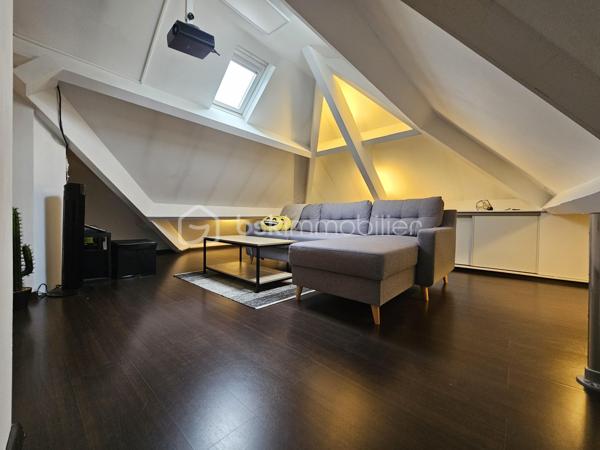 Venez découvrir ce bel appartement, très LUMINEUX situé 3ème et dernier étage, sans ascenseur.
Claye-Souilly, dans une résidence de STANDING de 2004, calme et sécurisée.
Proche du centre-ville, des écoles et de toutes commodités, vous pourrez découvrir ce grand 4 pièces avec son magnifique balcon et sa vue dégagée.

Il se compose d'une entrée avec rangements, un salon ouvert sur une cuisine moderne équipée avec îlot central, de deux chambres avec rangements, une salle de bain, et un WC séparé.
Grande pièce actuellement transformée et salle de cinéma avec vidéo projecteur (possibilité de remettre en 3 ème chambre ou grande salle de jeux) 
Un grand balcon, exposition SUD.
Un grand box (possibilité de garer une voiture et moto + rangements).

Les atouts:
- Grand balcon sans vis à vis exposition SUD, avec vue dégagée,
- Aucun travaux à prévoir,
- Décoration soignée, prestations de qualité, agencement des espaces optimisé...
- DPE C,
- Résidence calme et sécurisée,
- Faibles charges avec compteurs individuels,
- Local à vélos.
***Accordez-vous une simple visite et laissez-vous charmer !