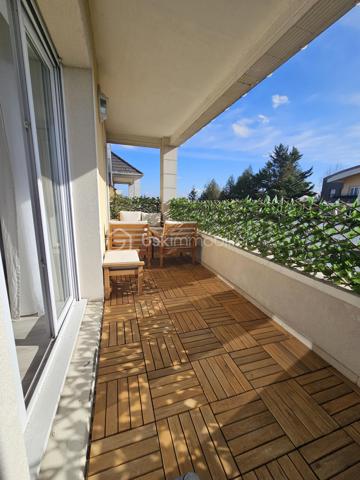 Venez découvrir ce bel appartement, très LUMINEUX situé 3ème et dernier étage, sans ascenseur.
Claye-Souilly, dans une résidence de STANDING de 2004, calme et sécurisée.
Proche du centre-ville, des écoles et de toutes commodités, vous pourrez découvrir ce grand 4 pièces avec son magnifique balcon et sa vue dégagée.

Il se compose d'une entrée avec rangements, un salon ouvert sur une cuisine moderne équipée avec îlot central, de deux chambres avec rangements, une salle de bain, et un WC séparé.
Grande pièce actuellement transformée et salle de cinéma avec vidéo projecteur (possibilité de remettre en 3 ème chambre ou grande salle de jeux) 
Un grand balcon, exposition SUD.
Un grand box (possibilité de garer une voiture et moto + rangements).

Les atouts:
- Grand balcon sans vis à vis exposition SUD, avec vue dégagée,
- Aucun travaux à prévoir,
- Décoration soignée, prestations de qualité, agencement des espaces optimisé...
- DPE C,
- Résidence calme et sécurisée,
- Faibles charges avec compteurs individuels,
- Local à vélos.
***Accordez-vous une simple visite et laissez-vous charmer !