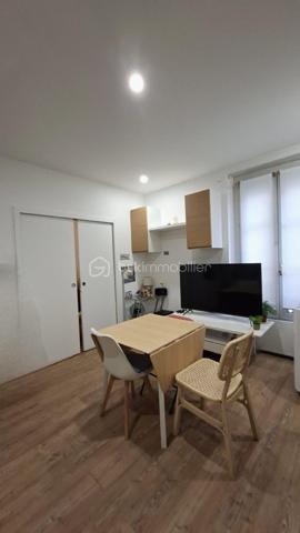 Appartement T2 refait à neuf – au début de la rue du Faubourg Saint-Martin.

34 m² au 3ème étage avec ascenseur, donnant sur une cour calme.

Atouts :
•	Rénové entièrement : tout est neuf !
•	Cuisine équipée : prête à l’emploi
•	Salle de bain moderne : fonctionnelle et design

Environnement :
Proche des commerces, transports et animations du quartier, tout en profitant d’un cadre paisible.