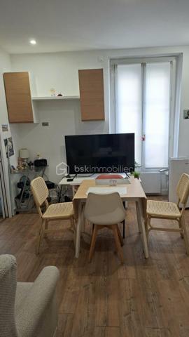Appartement T2 refait à neuf – au début de la rue du Faubourg Saint-Martin.

34 m² au 3ème étage avec ascenseur, donnant sur une cour calme.

Atouts :
•	Rénové entièrement : tout est neuf !
•	Cuisine équipée : prête à l’emploi
•	Salle de bain moderne : fonctionnelle et design

Environnement :
Proche des commerces, transports et animations du quartier, tout en profitant d’un cadre paisible.
