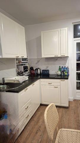 Appartement T2 refait à neuf – au début de la rue du Faubourg Saint-Martin.

34 m² au 3ème étage avec ascenseur, donnant sur une cour calme.

Atouts :
•	Rénové entièrement : tout est neuf !
•	Cuisine équipée : prête à l’emploi
•	Salle de bain moderne : fonctionnelle et design

Environnement :
Proche des commerces, transports et animations du quartier, tout en profitant d’un cadre paisible.