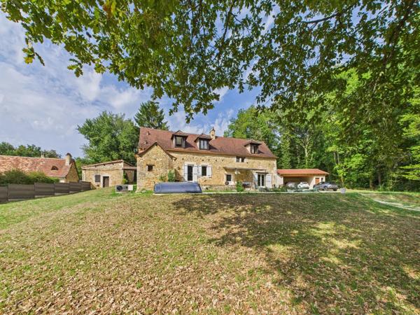 Charmante propriété en pierre avec belle piscine, grand terrain et bois