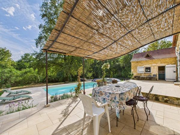Charmante propriété en pierre avec belle piscine, grand terrain et bois