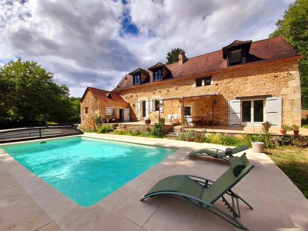 Charmante propriété en pierre avec belle piscine, grand terrain et bois