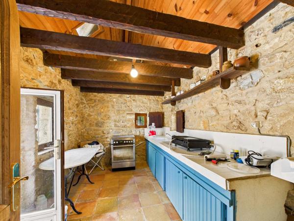 Charmante propriété en pierre avec belle piscine, grand terrain et bois