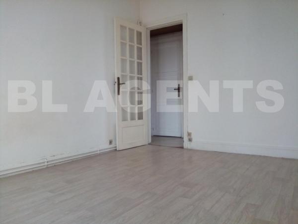 UNIVERSITE   :  A RENOVER  BEL APPARTEMENT TRADITIONNEL LUMINEUX ET SPACIEUX.