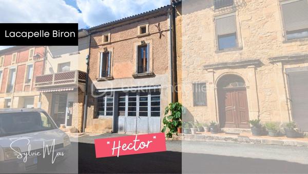 Au cœur du village, à proximité immédiate des commerces et services, cette maison offre environ 73 m² habitables, complétés par un espace chargé d’histoire : l’ancien atelier du forgeron, aujourd’hui utilisé comme garage. Avec ses 68 m², sa large porte et sa belle hauteur sous plafond, cet ancien atelier constitue un volume rare, idéal pour un artisan, un bricoleur, un artiste, un collectionneur ou simplement pour disposer d’un vaste espace de stockage.
L’habitation comprend : une entrée, un palier avec placard, une cuisine indépendante, un séjour lumineux, une chambre, une salle de bains, un WC indépendant ainsi qu'un grenier offrant un espace de stockage supplémentaire.
Grâce à sa double exposition Nord-Sud et à ses grandes ouvertures, la partie jour bénéficie d’une agréable lumière traversante.
Le garage est accessible depuis l'intérieur.