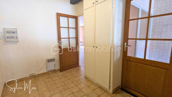 Au cœur du village, à proximité immédiate des commerces et services, cette maison offre environ 73 m² habitables, complétés par un espace chargé d’histoire : l’ancien atelier du forgeron, aujourd’hui utilisé comme garage. Avec ses 68 m², sa large porte et sa belle hauteur sous plafond, cet ancien atelier constitue un volume rare, idéal pour un artisan, un bricoleur, un artiste, un collectionneur ou simplement pour disposer d’un vaste espace de stockage.
L’habitation comprend : une entrée, un palier avec placard, une cuisine indépendante, un séjour lumineux, une chambre, une salle de bains, un WC indépendant ainsi qu'un grenier offrant un espace de stockage supplémentaire.
Grâce à sa double exposition Nord-Sud et à ses grandes ouvertures, la partie jour bénéficie d’une agréable lumière traversante.
Le garage est accessible depuis l'intérieur.