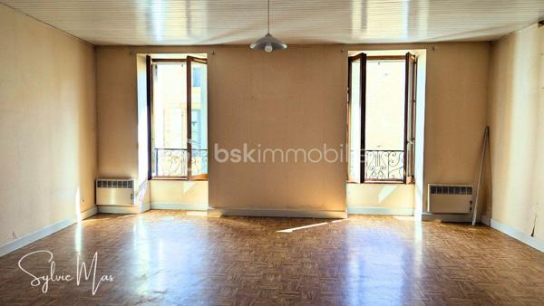 Au cœur du village, à proximité immédiate des commerces et services, cette maison offre environ 73 m² habitables, complétés par un espace chargé d’histoire : l’ancien atelier du forgeron, aujourd’hui utilisé comme garage. Avec ses 68 m², sa large porte et sa belle hauteur sous plafond, cet ancien atelier constitue un volume rare, idéal pour un artisan, un bricoleur, un artiste, un collectionneur ou simplement pour disposer d’un vaste espace de stockage.
L’habitation comprend : une entrée, un palier avec placard, une cuisine indépendante, un séjour lumineux, une chambre, une salle de bains, un WC indépendant ainsi qu'un grenier offrant un espace de stockage supplémentaire.
Grâce à sa double exposition Nord-Sud et à ses grandes ouvertures, la partie jour bénéficie d’une agréable lumière traversante.
Le garage est accessible depuis l'intérieur.