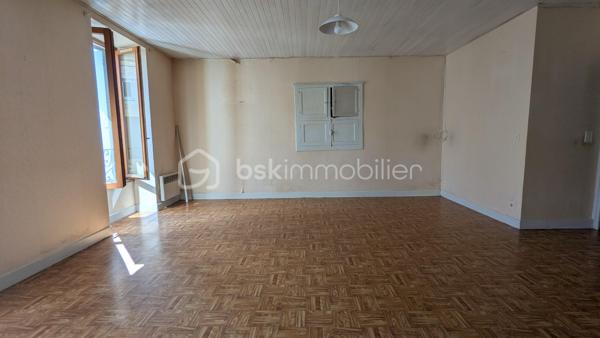 Au cœur du village, à proximité immédiate des commerces et services, cette maison offre environ 73 m² habitables, complétés par un espace chargé d’histoire : l’ancien atelier du forgeron, aujourd’hui utilisé comme garage. Avec ses 68 m², sa large porte et sa belle hauteur sous plafond, cet ancien atelier constitue un volume rare, idéal pour un artisan, un bricoleur, un artiste, un collectionneur ou simplement pour disposer d’un vaste espace de stockage.
L’habitation comprend : une entrée, un palier avec placard, une cuisine indépendante, un séjour lumineux, une chambre, une salle de bains, un WC indépendant ainsi qu'un grenier offrant un espace de stockage supplémentaire.
Grâce à sa double exposition Nord-Sud et à ses grandes ouvertures, la partie jour bénéficie d’une agréable lumière traversante.
Le garage est accessible depuis l'intérieur.