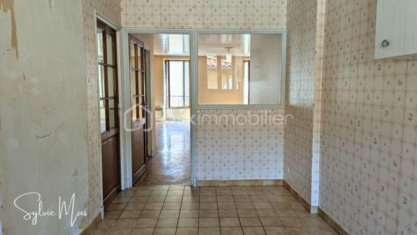Au cœur du village, à proximité immédiate des commerces et services, cette maison offre environ 73 m² habitables, complétés par un espace chargé d’histoire : l’ancien atelier du forgeron, aujourd’hui utilisé comme garage. Avec ses 68 m², sa large porte et sa belle hauteur sous plafond, cet ancien atelier constitue un volume rare, idéal pour un artisan, un bricoleur, un artiste, un collectionneur ou simplement pour disposer d’un vaste espace de stockage.
L’habitation comprend : une entrée, un palier avec placard, une cuisine indépendante, un séjour lumineux, une chambre, une salle de bains, un WC indépendant ainsi qu'un grenier offrant un espace de stockage supplémentaire.
Grâce à sa double exposition Nord-Sud et à ses grandes ouvertures, la partie jour bénéficie d’une agréable lumière traversante.
Le garage est accessible depuis l'intérieur.