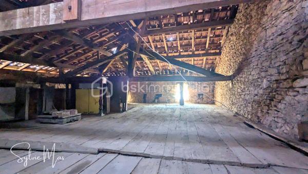 Au cœur du village, à proximité immédiate des commerces et services, cette maison offre environ 73 m² habitables, complétés par un espace chargé d’histoire : l’ancien atelier du forgeron, aujourd’hui utilisé comme garage. Avec ses 68 m², sa large porte et sa belle hauteur sous plafond, cet ancien atelier constitue un volume rare, idéal pour un artisan, un bricoleur, un artiste, un collectionneur ou simplement pour disposer d’un vaste espace de stockage.
L’habitation comprend : une entrée, un palier avec placard, une cuisine indépendante, un séjour lumineux, une chambre, une salle de bains, un WC indépendant ainsi qu'un grenier offrant un espace de stockage supplémentaire.
Grâce à sa double exposition Nord-Sud et à ses grandes ouvertures, la partie jour bénéficie d’une agréable lumière traversante.
Le garage est accessible depuis l'intérieur.
