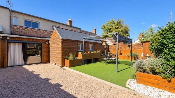 Vente                                                      Maison de ville
                        
                     5 pièces                      126 m2                     à Lamotte-Beuvron