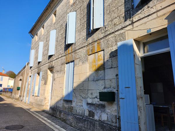 A vendre, St Fort près de Mortagne sur Gironde, maison de ville, 136 m2,