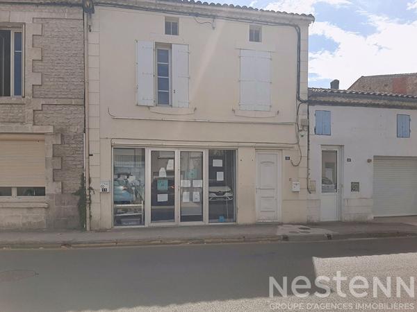 Immeuble à vendre au centre de Saujon - Investissement idéal avec un commerce déjà sous bail au rez-de -chaussée et appartement  47m² à l''étage
