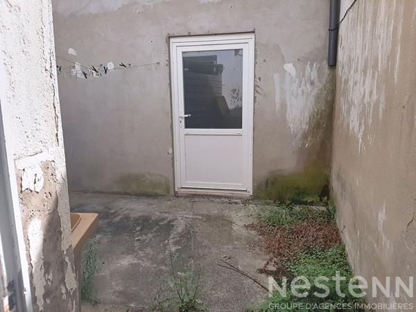 Immeuble à vendre au centre de Saujon - Investissement idéal avec un commerce déjà sous bail au rez-de -chaussée et appartement  47m² à l''étage