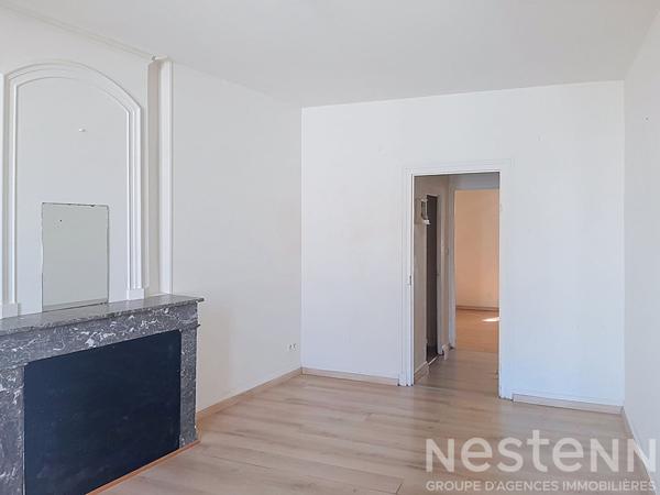 Immeuble à vendre au centre de Saujon - Investissement idéal avec un commerce déjà sous bail au rez-de -chaussée et appartement  47m² à l''étage