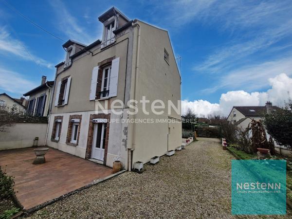 Maison édifiée sur 3 niveaux disposant d'un jardin et d'un double garage à Montereau Fault Yonne