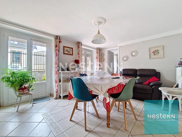 Maison édifiée sur 3 niveaux disposant d'un jardin et d'un double garage à Montereau Fault Yonne