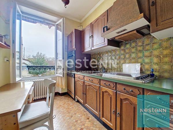 Maison édifiée sur 3 niveaux disposant d'un jardin et d'un double garage à Montereau Fault Yonne