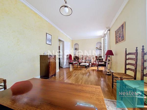 Maison édifiée sur 3 niveaux disposant d'un jardin et d'un double garage à Montereau Fault Yonne