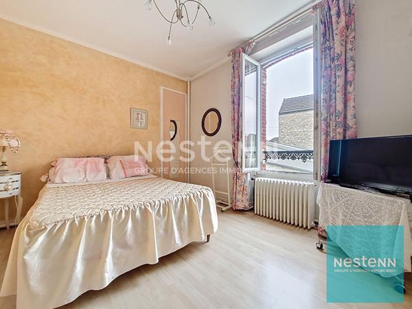 Maison édifiée sur 3 niveaux disposant d'un jardin et d'un double garage à Montereau Fault Yonne