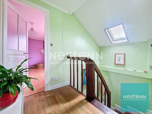 Maison édifiée sur 3 niveaux disposant d'un jardin et d'un double garage à Montereau Fault Yonne