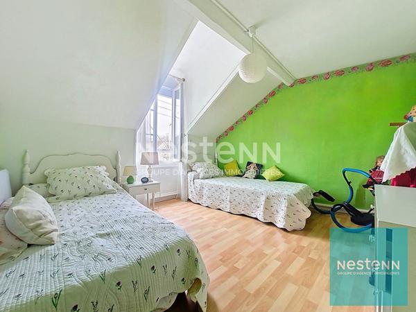 Maison édifiée sur 3 niveaux disposant d'un jardin et d'un double garage à Montereau Fault Yonne