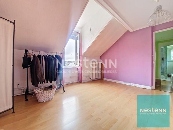 Maison édifiée sur 3 niveaux disposant d'un jardin et d'un double garage à Montereau Fault Yonne