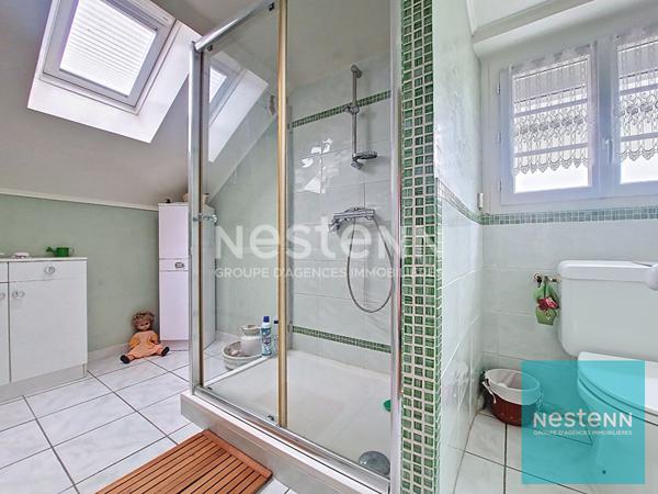 Maison édifiée sur 3 niveaux disposant d'un jardin et d'un double garage à Montereau Fault Yonne