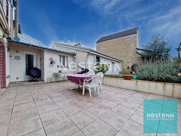 Maison édifiée sur 3 niveaux disposant d'un jardin et d'un double garage à Montereau Fault Yonne