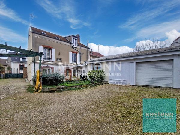 Maison édifiée sur 3 niveaux disposant d'un jardin et d'un double garage à Montereau Fault Yonne