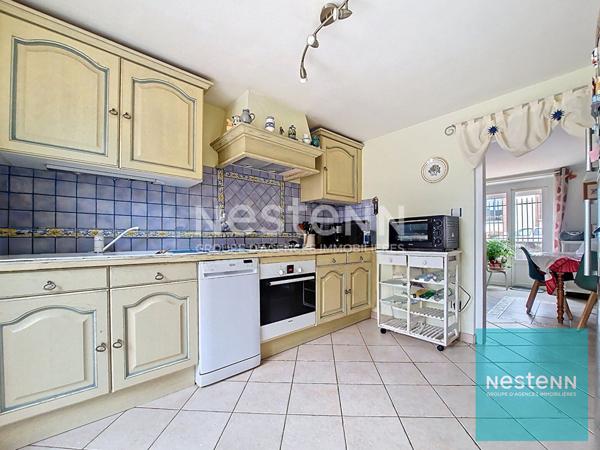 Maison édifiée sur 3 niveaux disposant d'un jardin et d'un double garage à Montereau Fault Yonne