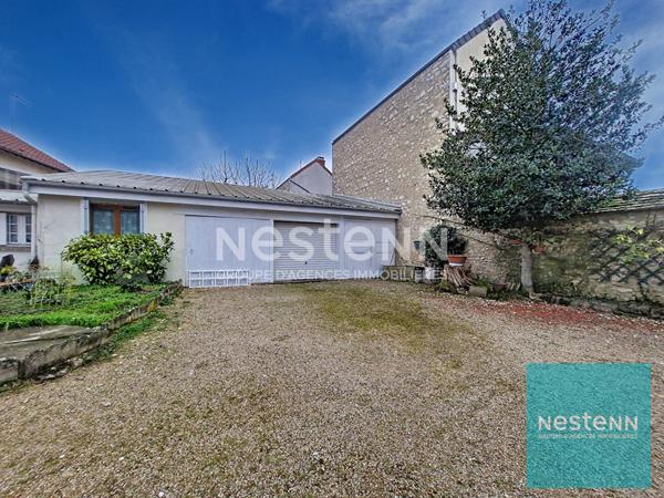 Maison édifiée sur 3 niveaux disposant d'un jardin et d'un double garage à Montereau Fault Yonne