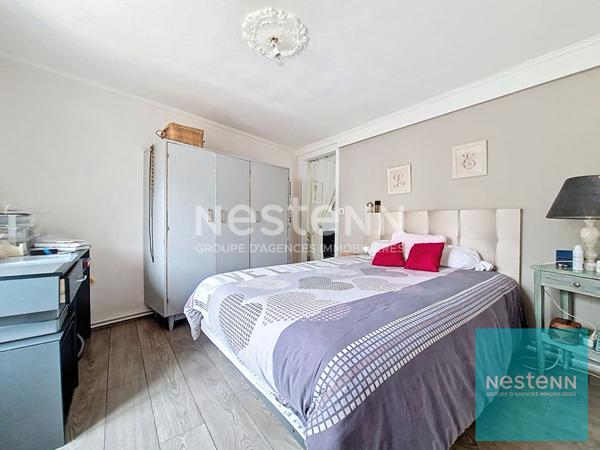 Maison édifiée sur 3 niveaux disposant d'un jardin et d'un double garage à Montereau Fault Yonne