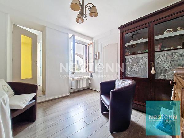 Maison édifiée sur 3 niveaux disposant d'un jardin et d'un double garage à Montereau Fault Yonne