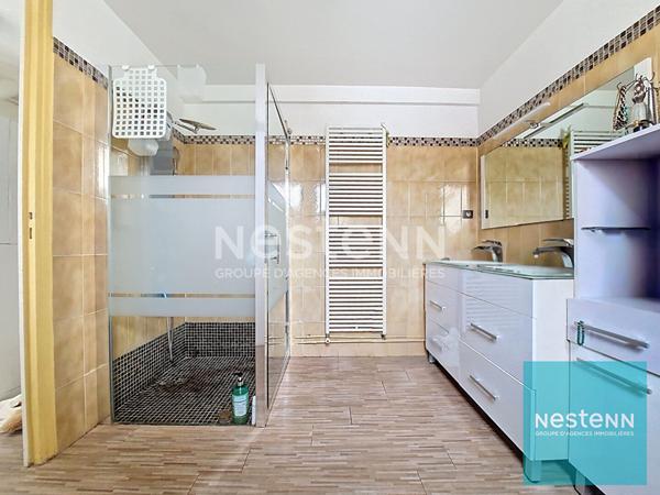 Maison édifiée sur 3 niveaux disposant d'un jardin et d'un double garage à Montereau Fault Yonne