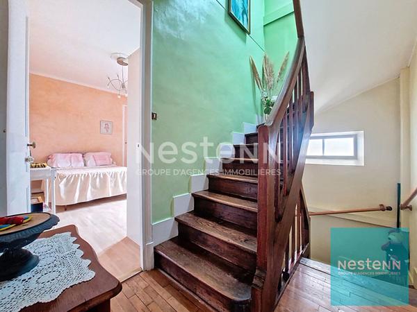 Maison édifiée sur 3 niveaux disposant d'un jardin et d'un double garage à Montereau Fault Yonne