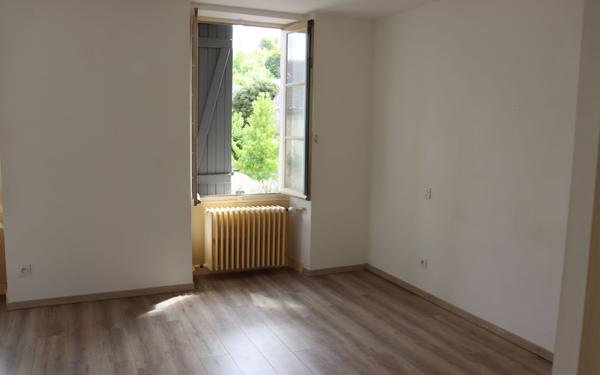 Maison à louer    4 pièces •  Gy-l'Évêque