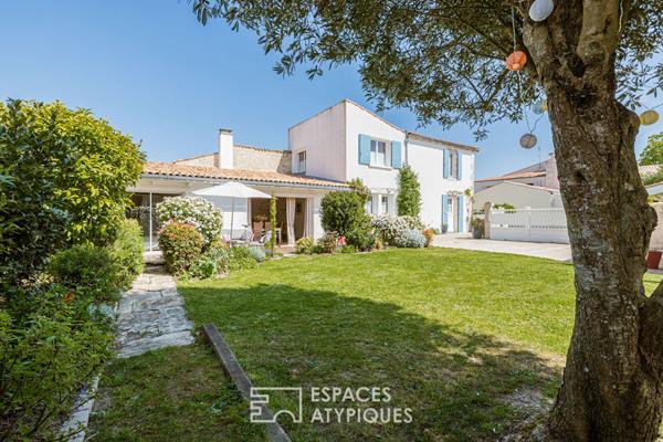 Maison de bourg fleurie en bord de mer